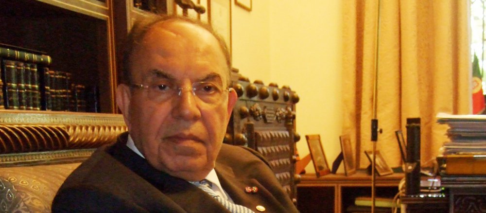 Abdul Rahman Attar sitzt in seinem Büro.