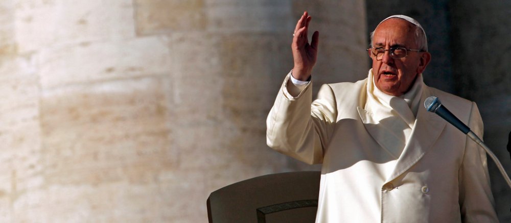 Papst Franziskus segnet die Pilger am Ende der Generalaudienz im Vatikan am 11.12.2013 auf dem Petersplatz