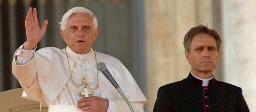Bei offiziellen Terminen stets an der Seite Benedikt XVI: Georg Gänswein.