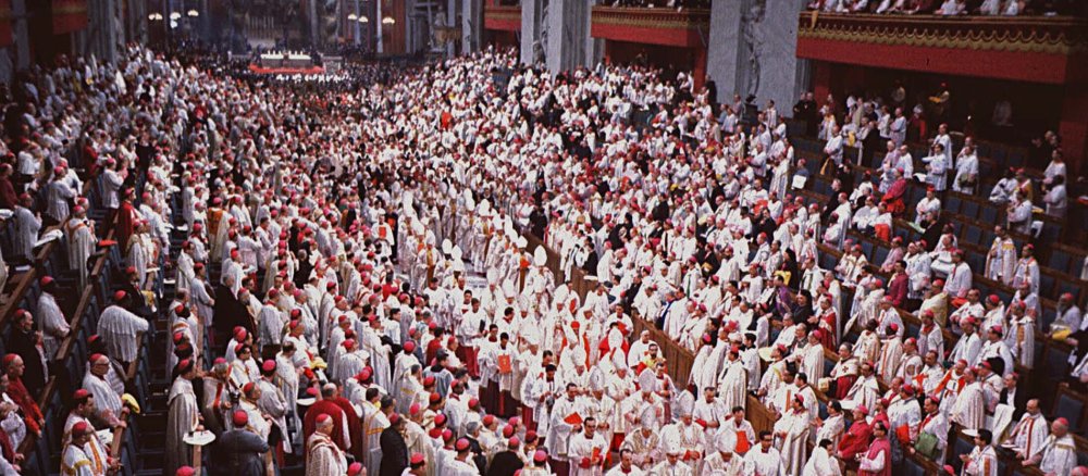 Auszug der Bischöfe aus der Konzilsaula im Rahmen des Zweiten Vatikanischen Konzils 1964 im Petersdom im Vatikan.