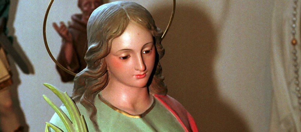 Statue der heilige Lucia mit einem Palmzweig.