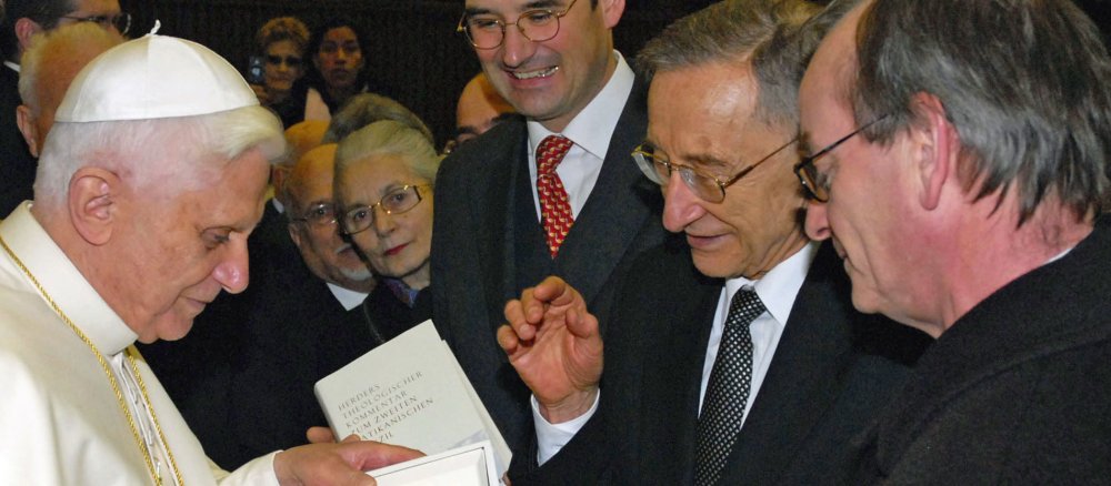 Peter Hünermann und Bernd Jochen Hilberath überreichen Papst Benedikt ihr Buch