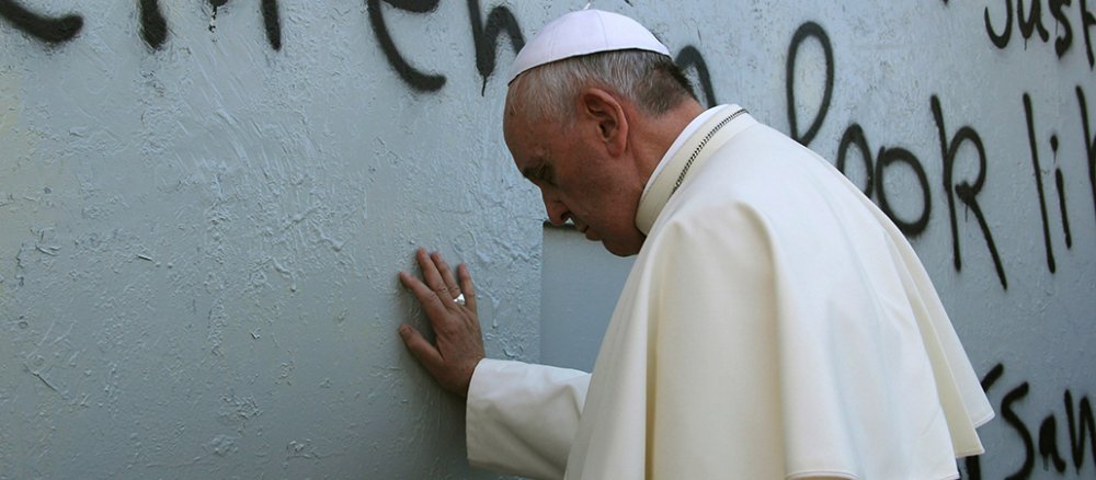 Papst Franziskus berührt in Bethlehem die Mauer, die Israel von den palästinensischen Gebieten trennt.