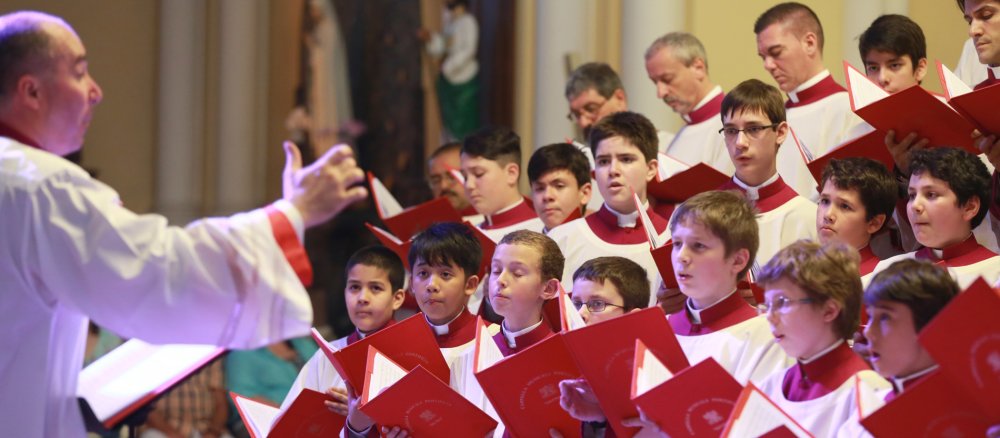 Der Päpstliche Chor der Sixtinischen Kapelle bei einem Auftritt in Moskau.