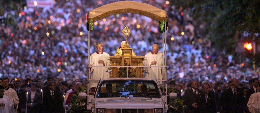 Papst Benedikt XVI. bei der Fronleichnamsprozession 2006 in Rom