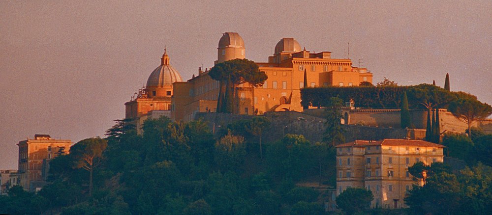 Castel Gandolfo, die Sommerresidenz des Papstes im Sonnenuntergang.