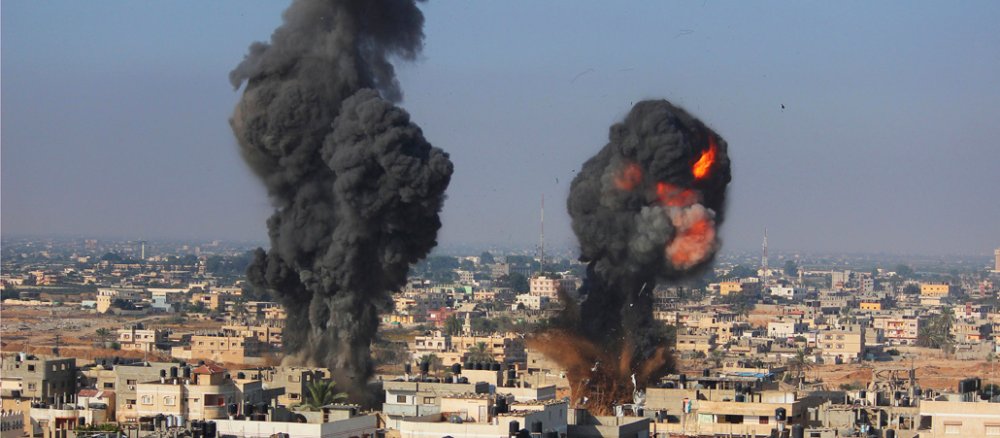 Schwarzer Rauch und Flammen steigen auf. Ein israelischer Luftangriff in Rafah im Gazastreifen.