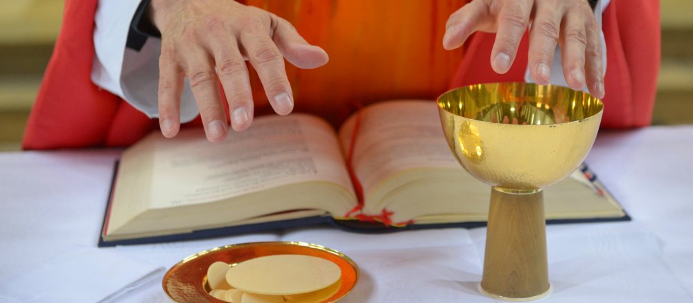 Ein Priester feiert die Heilige Messe