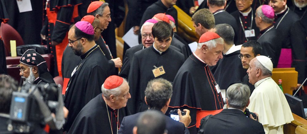 Kardinal Gerhard Ludwig Müller, der Präfekt der Glaubenskongregation, und Papst Franziskus bei den Beratungen der Bischofssynode zu Ehe- und Familienthemen im Oktober 2014 im Vatikan.