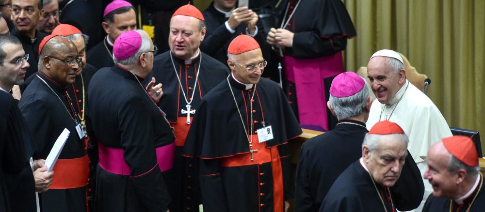 Papst Franziskus begrüßt Kardinäle und Bischöfe bei der Eröffnung der Familiensynode am 6. Oktober 2014 in der Synodenaula des Vatikan.