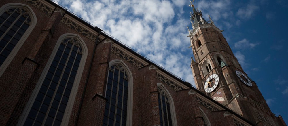 Kirchenschiff und Turm der Basilika Sankt Martin in Landshut.