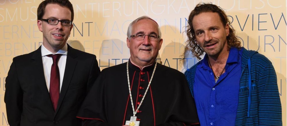 Bischof Gebhard Fürst (Mitte) mit den Preisträgern des Katholischen Medienpreises 2014, Raoul Löbbert (links) und Marc Wiese (rechts).