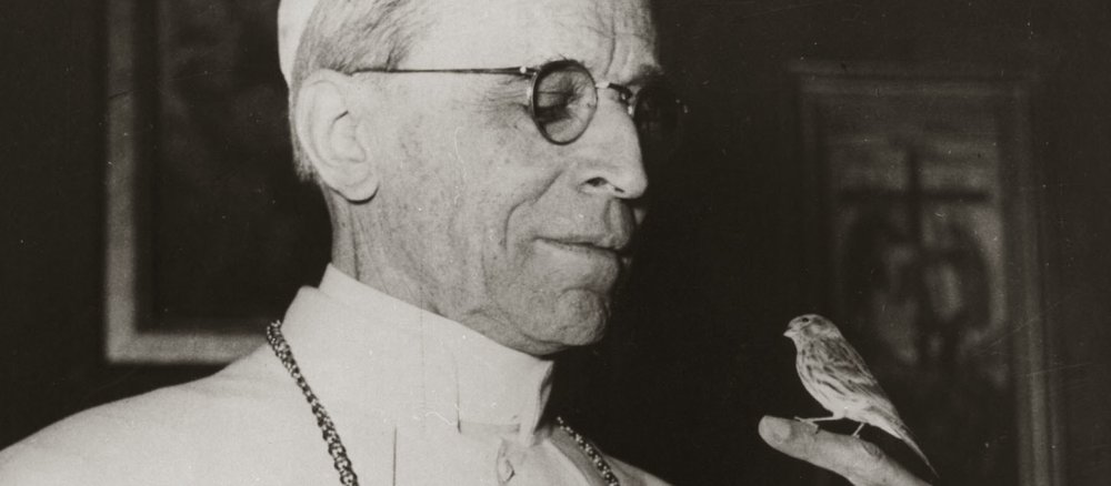 Papst Pius XII. mit einem Vogel auf dem Finger.