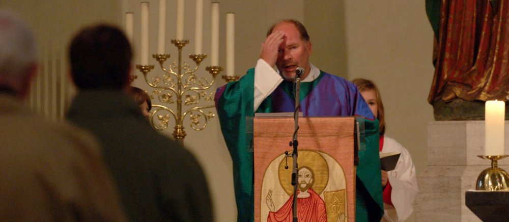 Familiengottesdienst in der Kirchengemeinde Sankt Sebastian in Bonn Bild: Pastor Kemmerling eröffnet den Gottesdienst mit einem Kreuzzeichen.