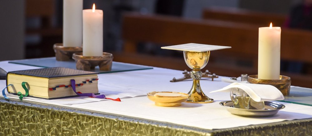 Liturgische Gegenstände liegen auf einem Altar