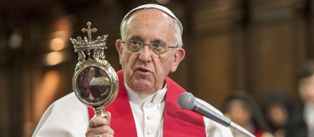 Papst Franziskus hält die Blutreliquie des Heiligen Januarius bei seinem Besuch in Neapel im März 2015.
