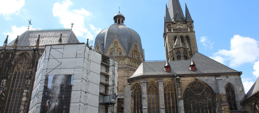 Blick auf den Aachener Dom, der zum Teil eingerüstet ist.