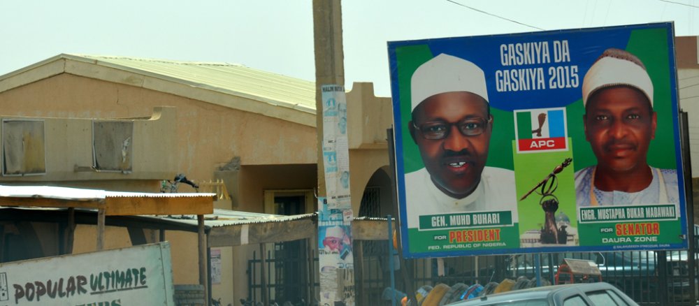 Ein Wahlplakat in Nigeria zeigt den neuen Präsidenten Muhammadu Buhari.