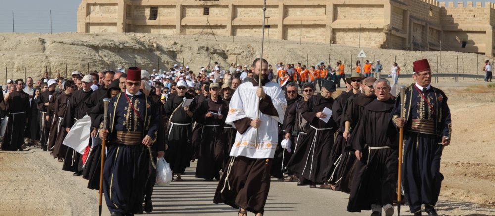Prozession zur Taufstelle "Kasr al Jahud" am israelischen Jordanufer.