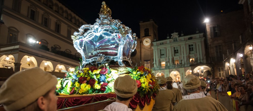 In einer Lichterprozession werden die Reliquien des Seligen Bernhard von Baden durch die Straßen von  Moncalieri bei Turin getragen.