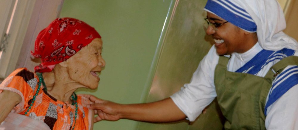 Eine Patientin des Altersheims des Frauenordens "Missionarinnen der Nächstenliebe" im Gespräch mit Schwester Marica am Pasupati Tempel in Kathmandu am 4. Juli 2015. Der Orden wurde 1978 von Mutter Teresa initiiert.