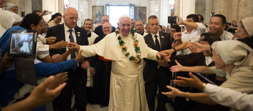 Papst Franziskus grüßt die Gläubigen beim Gottesdienst in der Kathedrale von Havanna am 20. September 2015.