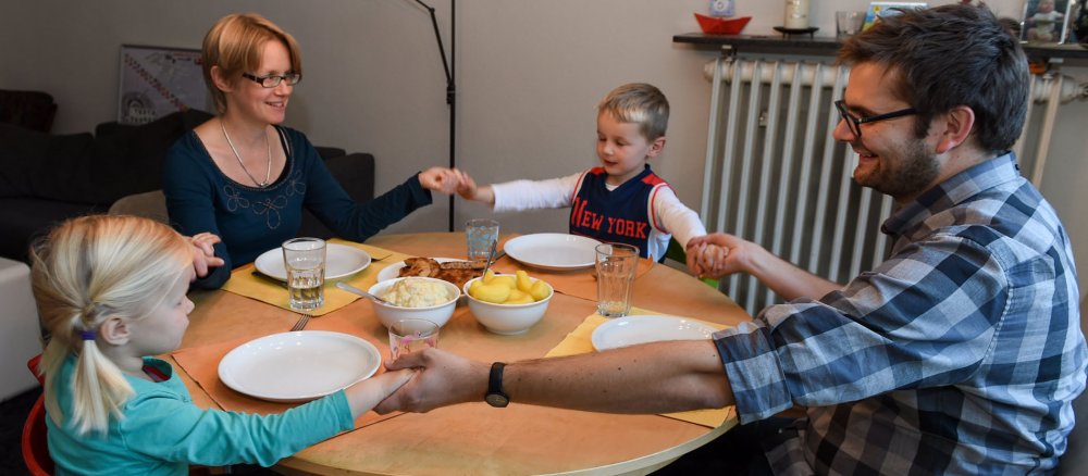 Familie beim Tischgebet