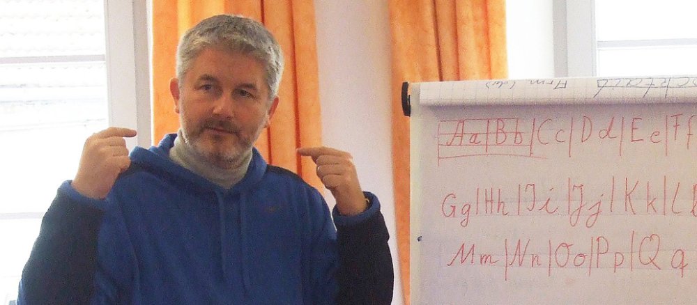 Kapuzinerbruder Jeremias beim Deutschunterricht