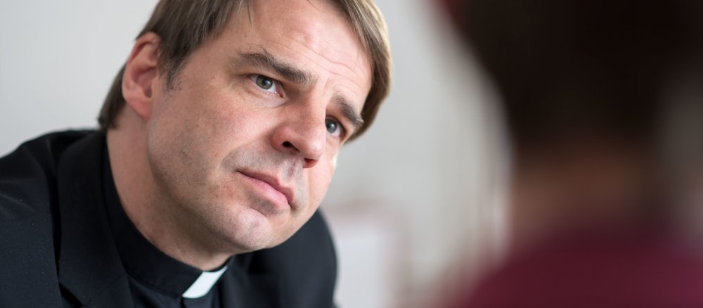 Der Passauer Bischof Stefan Oster im Gespräch.