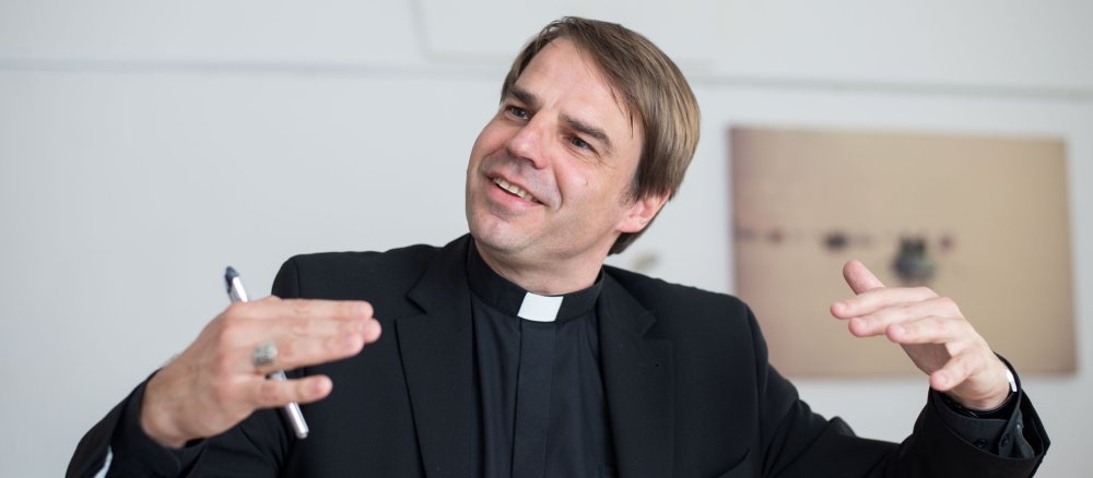 Bischof Stefan Oster im Gespräch.