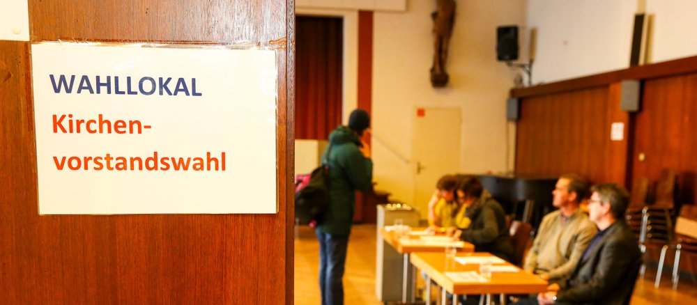 Eingang zum Wahllokal zur Kirchenvorstandswahl im Erzbistum Köln