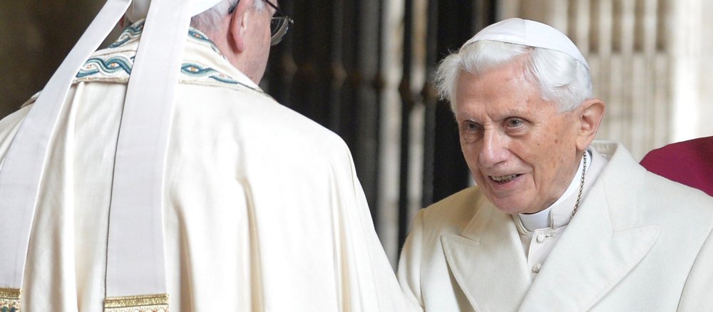Papst Franziskus begrüßt den emeritierten Papst Benedikt XVI.