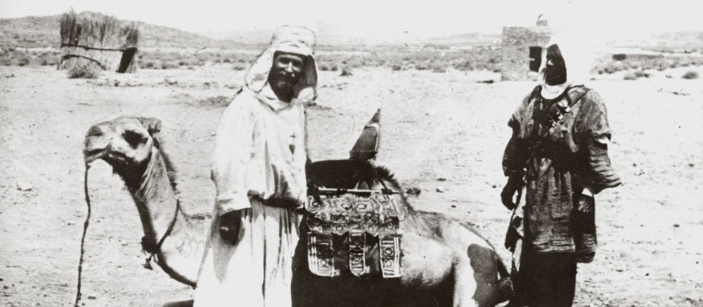 Charles Eugene Vicomte de Foucauld mit Kamel und Tuarek.