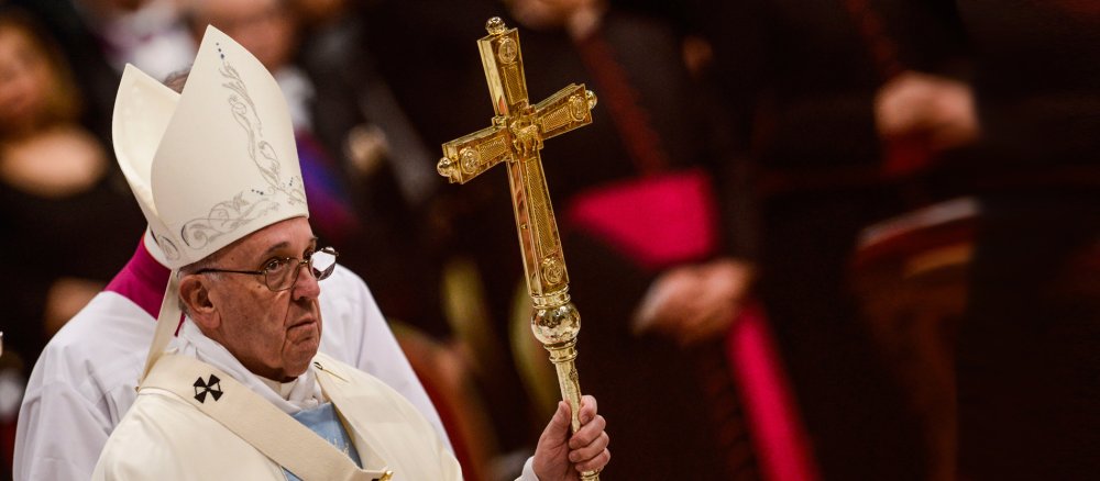 Papst Franziskus feiert im Petersdom die Messe am Neujahrstag am 1. Januar 2016. Sternsinger aus Deutschland und Österreich bringen als Heilige Drei Könige mit Krone und Gewand kostümiert Wein und Brot für die Kommunion.