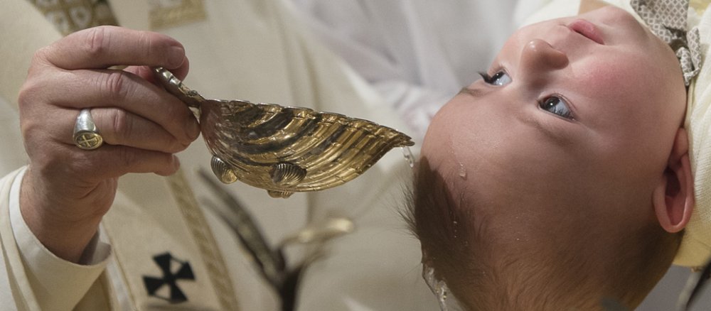 Papst Franziskus tauft ein Kind in der Sixtinischen Kapelle am 10. Januar 2016.