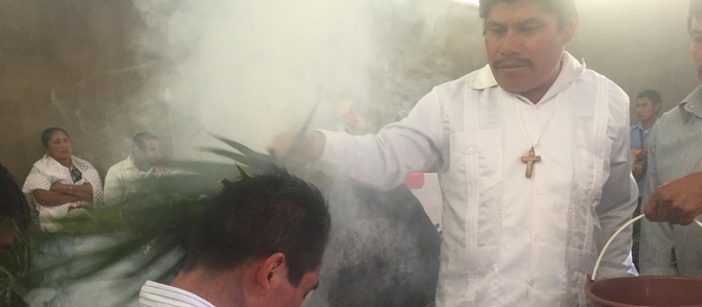 Ein indigener Diakon segnet einen Mann mit Weihwasser und Weihrauch während eines Gottesdienstes in Chiapas (Mexiko)