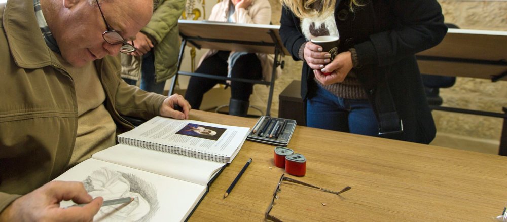 Der Leiter der Ikonenmalschule, Ian Knowles, zeichnet eine Skizze mit Bleistift.