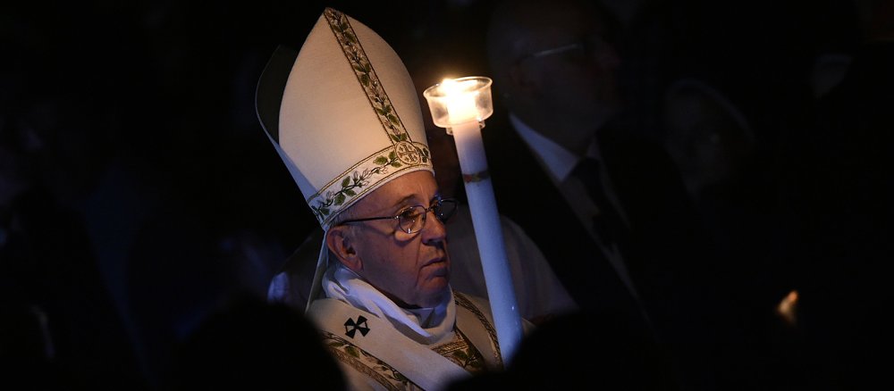 Papst Franziskus feiert die Osternacht
