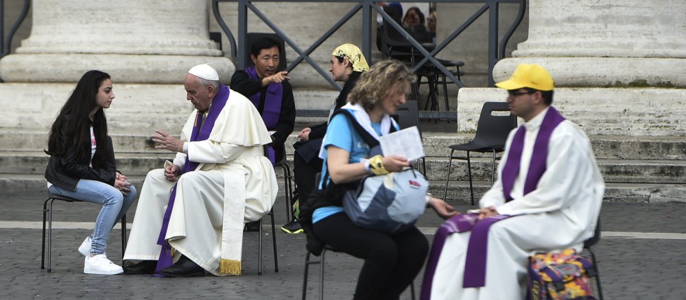 Papst Franziskus nimmt einer Jugendlichen bei einem Treffen auf dem Petersplatz die Beichte ab.