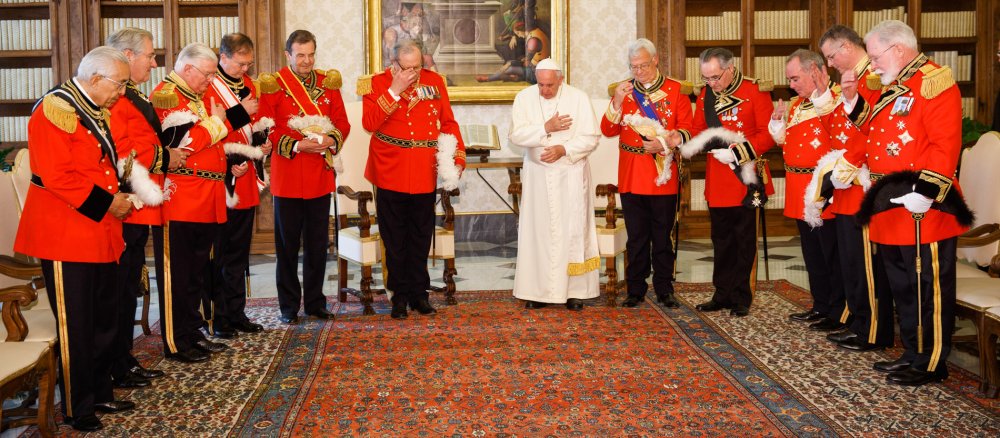 Die Ordensleitung des souveränen Malteserordens bei einer Audienz bei Papst Franziskus.