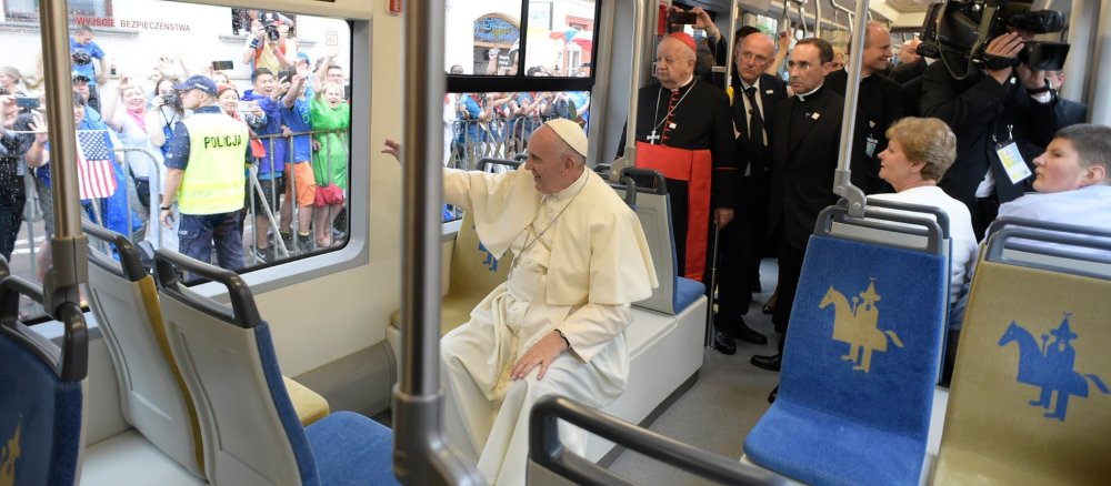 Papst Franziskus beim Weltjugendtag 2016 in Krakau in der Straßenbahn