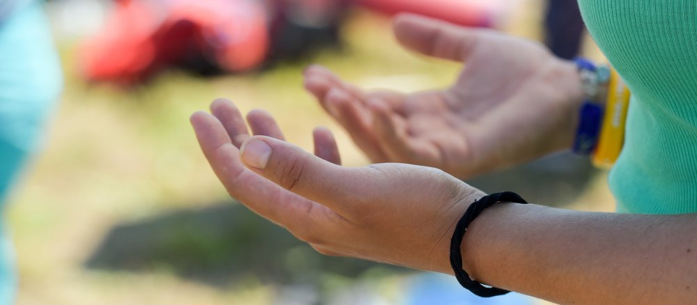 Die Haende einer betenden jungen Frau in Nahaufnahme