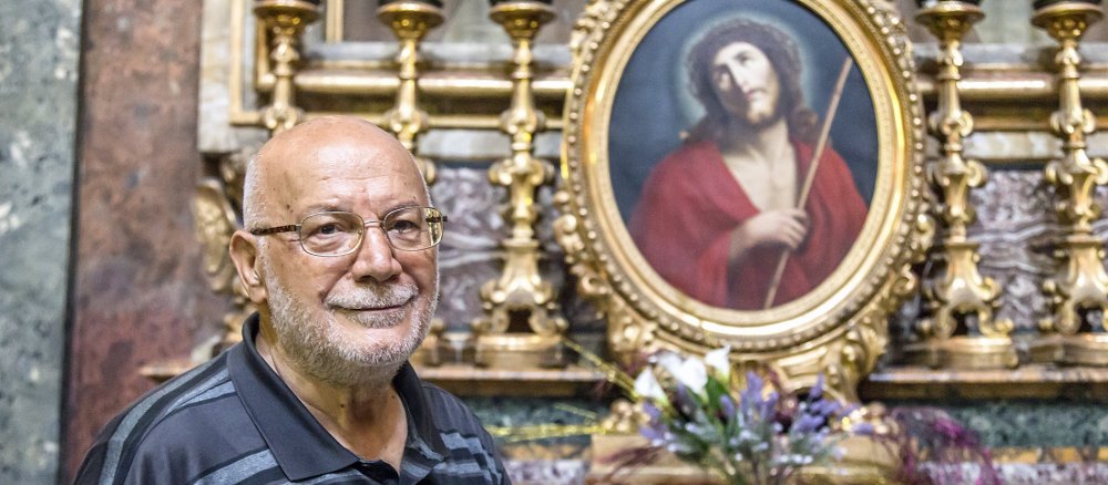 Don Romano Matrone, Priester und Vize-Rektor der Kirche, in der Anna-Kappelle der Kirche Santissimo Nome di Maria al Foro Traiano