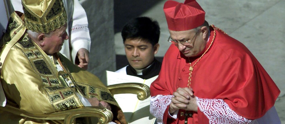 Papst Johannes Paul II. macht 2001 den Mainzer Bischof Karl Lehmann zum Kardinal.