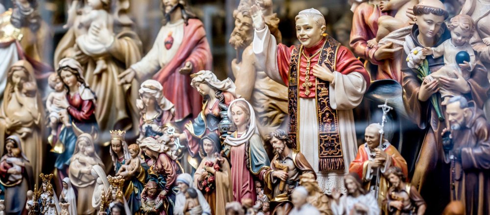 Devotionalien, verschiedene christliche Figuren und Kreuze aus Holz, in Kevelaer