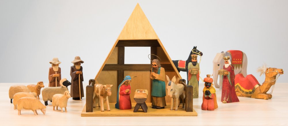 Holzfiguren in einer Weihnachtskrippe