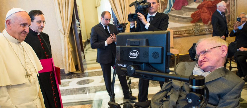 Papst Franziskus begrüßt am 28. November 2016 den britischen Astrophysiker Stephen Hawking im Vatikan.