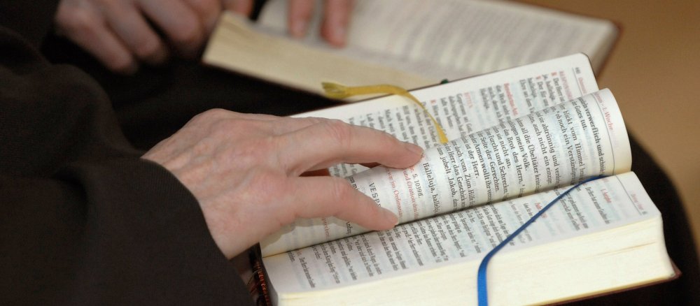 Mönche mit Gebetbüchern
