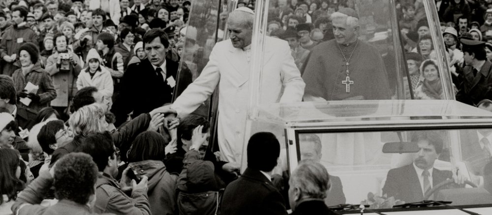 Papst Johannes Paul im Papamobil mit Kardinal Joseph Ratzinger