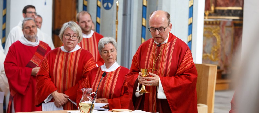 Alt-katholischer Gottesdienst. Am Altar stehen zwei Diakoninnen mit dem Bischof.